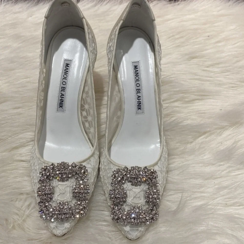 Manolo Blahnik Hangisilace Cream Lace Jewel‎ Buckle pumps size 35EU